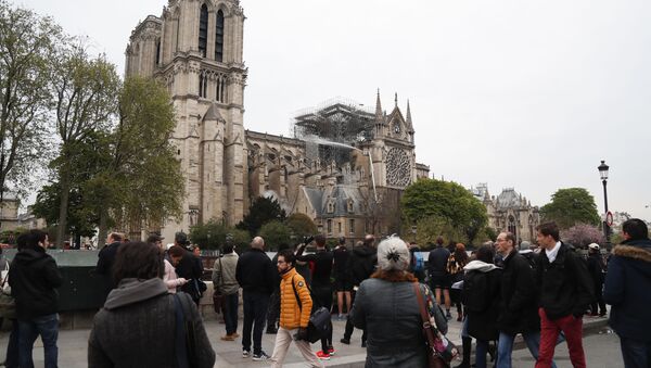 Fransa'nın başkenti Paris'te Notre Dame Katedrali'nde çıkan yangının söndürülmesinin ardından sabah saatlerinde halk bölgeye akın etti - Sputnik Türkiye