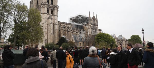 Fransa'nın başkenti Paris'te Notre Dame Katedrali'nde çıkan yangının söndürülmesinin ardından sabah saatlerinde halk bölgeye akın etti - Sputnik Türkiye