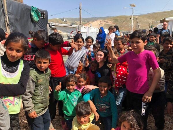 Grammy ödüllü şarkıcı Dua Lipa Suriyeli mülteci çocuklarla bir araya geldi.  - Sputnik Türkiye