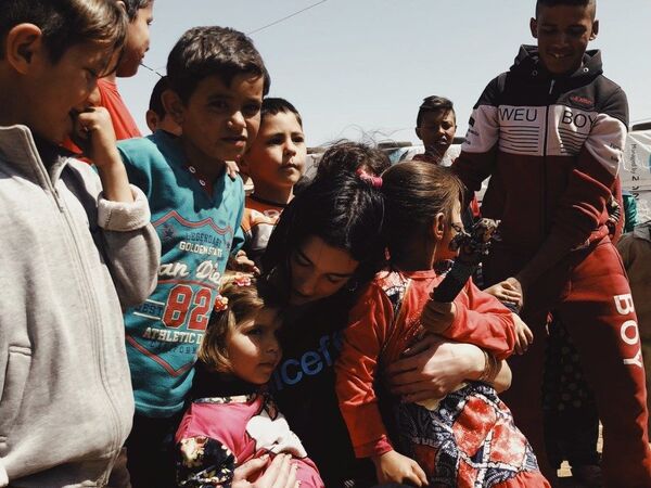 Dua Lipa, mülteci kampını ziyaret etti - Sputnik Türkiye