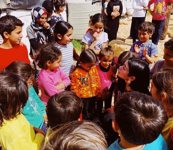 Dua Lipa, mülteci kampını ziyaret etti - Sputnik Türkiye