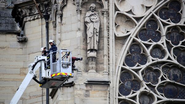 Paris'in Notre Dame Katedrali'nde yerel saatle 18.30 sularında başlayan yangını sabaha karşı söndüren itfaiyeciler en önemli eserleri kurtarmayı başardı. - Sputnik Türkiye