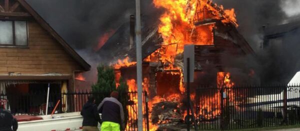 Şili'nin güneyinde küçük uçağın bir evin üzerine düşmesi sonucu 6 kişi öldü. Şili'nin güneyinde küçük uçağın bir evin üzerine düşmesi sonucu 6 kişi öldü. - Sputnik Türkiye