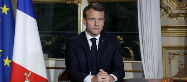 Fransa Cumhurbaşkanı Emmanuel Macron, Notre Dame yangınının ardından Elysee Sarayı'nda 'ulusa sesleniş' konuşması yaptı.  - Sputnik Türkiye