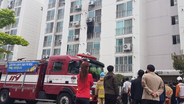 Güney Kore'de apartmanda yangın çıkaran kişi kaçanları bıçakladı - Sputnik Türkiye