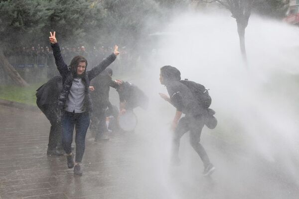 Diyarbakır’da YSK protestosuna müdahale: Tazyikli suyla savrulan milletvekili yaralandı Diyarbakır’da YSK protestosuna müdahale: Tazyikli suyla savrulan milletvekili yaralandı - Sputnik Türkiye