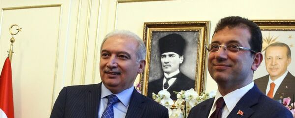 31 Mart Mahalli İdareler Genel Seçimlerinde İstanbul Büyükşehir Belediye Başkanı seçilen CHP adayı Ekrem İmamoğlu (sağda), İstanbul Büyükşehir Belediyesi'nin Saraçhane'deki binasında görevi Mevlüt Uysal’dan (solda) devraldı. - Sputnik Türkiye