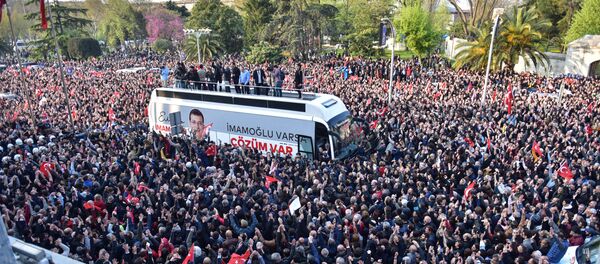 İstanbul Büyükşehir Belediye Başkanı seçilen Ekrem İmamoğlu görevi devraldıktan sonra vatandaşlara hitap etti - Sputnik Türkiye