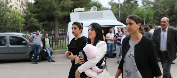 Beyaz Show'a bağlanıp 'Çocuklar ölmesin' dediği için 'terör örgütü propagandası' suçlamasıyla 15 ay hapis cezasına mahkum edilen Ayşe Çelik bugün cezanın infazı için tekrar cezaevine girdi. - Sputnik Türkiye