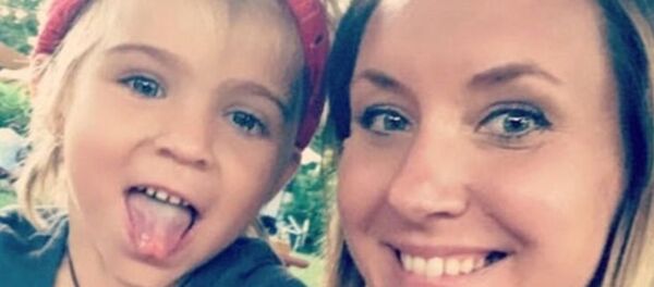 ABD’li annenin fotoğrafta gözünün parlamasından şüphelendiği kızı kanser çıktı - Sputnik Türkiye