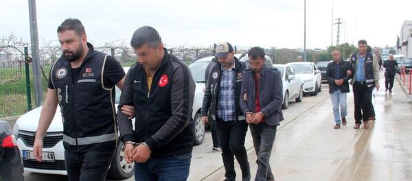 Adana'da içinde kaliforniyum olduğu öne sürülen maddesi 20 bin dolara satmaya çalıştığı öne sürülen Suriyeli bir kişi ile ona yardım ettiği ileri sürülen iki Türk zanlı adli kontrol tedbiriyle tutuksuz yargılanmak üzere serbest bırakıldı  - Sputnik Türkiye