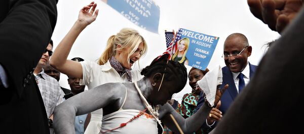 Ivanka Trump Fildişi Sahili'ni ziyaretinde kendisini kraliçeler gibi karşılayan kadınlarla birlikte dans etti. - Sputnik Türkiye