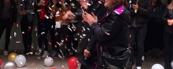 Kanser onu öğrencilerinden uzaklaştırmıştı: Aylar sonra okuluna dönen öğretmen sevgi seliyle karşılandı - Sputnik Türkiye