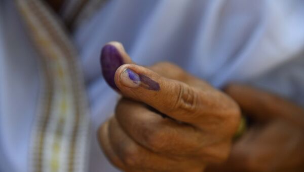 Hindistan’da  oy kullanan insanların parmaklarının çıkmayan bir mürekkeple işaretlenmesi uygulaması sürüyor. - Sputnik Türkiye