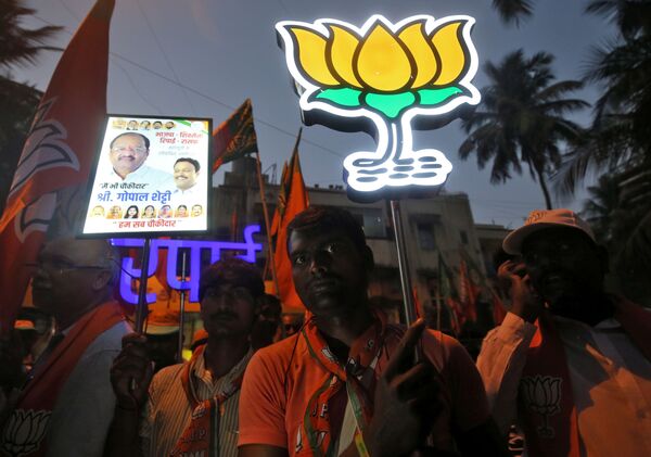 Hindistan'da bir seçmen yanlışlıkla iktidar partisine oy verince parmağını kesti - Sputnik Türkiye