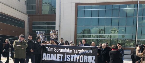 Tekirdağ'ın Çorlu ilçesinde geçen yıl meydana gelen tren kazasında yakınlarını kaybedenler, Çorlu Adliyesi'nde 'sessizlik eylemi gerçekleştirdi. - Sputnik Türkiye