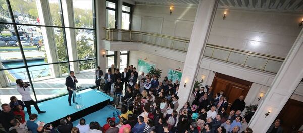 İstanbul Büyükşehir Belediye Başkanı Ekrem İmamoğlu, Saraçhane'deki binanın başkanlık katında İBB çalışanlarıyla bir araya geldi. İmamoğlu, burada bir konuşma yaptı.  - Sputnik Türkiye