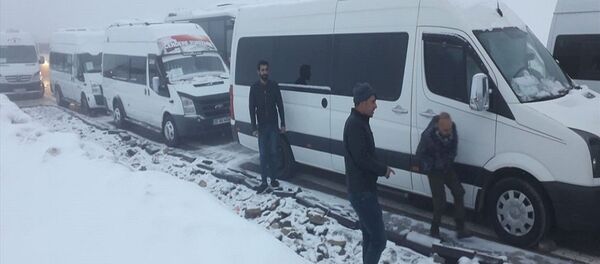 Adıyaman'ın Kahta ilçesindeki Nemrut Dağı'nda kar ve tipi nedeniyle mahsur kalan turistler 5 saat süren çalışmayla kurtarıldı. - Sputnik Türkiye