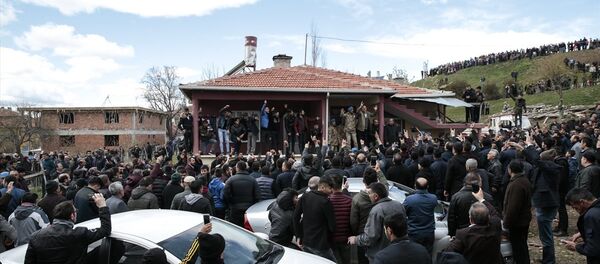 Emniyet Genel Müdürü Celal Uzunkaya ve köyün ileri gelenleri de ellerindeki megafonlarla gruptakileri sakinleştirmeye çalıştı. - Sputnik Türkiye