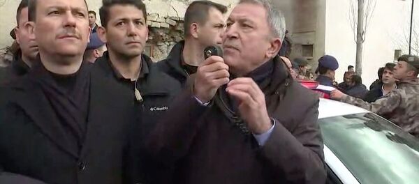 Sonrasında Milli Savunma Bakanı Hulusi Akar, Kılıçdaroğlu'nun bulunduğu eve geldi, içeri girmeden önce çevrede toplanan vatandaşlara sakin olmaları çağrısında bulundu.  - Sputnik Türkiye