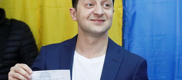Komedyen Zelenskiy'nin oy pusulasını gazetecilere göstererek poz vermesi sorun yarattı. - Sputnik Türkiye
