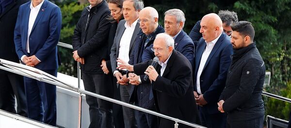 CHP Genel Başkanı Kemal Kılıçdaroğlu, Çubuk'taki şehit cenazesinde uğradığı saldırının ardından partisinin genel merkezine geldi. Kılıçdaroğlu, genel merkez önünde otobüs üzerinden partililere seslendi. - Sputnik Türkiye