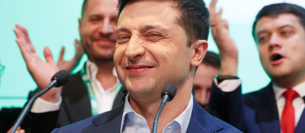 Vladimir Zelenskiy seçim zaferini kutlarken - Sputnik Türkiye