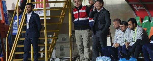 Aytemiz Alanyaspor deplasmanına 1-0 yenilerek küme düşme korkusunu dirilten Fenerbahçe'nin teknik direktörü Ersun Yanal - Sputnik Türkiye