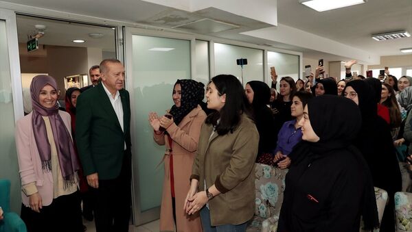  Cumhurbaşkanı Erdoğan, TÜRGEV yurdunu ziyaret etti  - Sputnik Türkiye