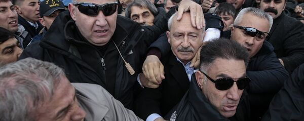 CHP Genel Başkanı Kılıçdaroğlu, Ankara'nın Çubuk ilçesinde şehit sözleşmeli piyade er Yener Kırıkcı'nın cenaze namazında bir grubun linç girişimine uğradı. - Sputnik Türkiye