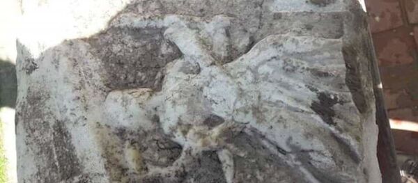 Balıkesir'in Susurluk ilçesinde kanalizasyon kazısı yapan işçiler, Roma dönemine ait olduğu tahmin edilen 6 lahit parçası buldu - Sputnik Türkiye