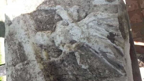 Balıkesir'in Susurluk ilçesinde kanalizasyon kazısı yapan işçiler, Roma dönemine ait olduğu tahmin edilen 6 lahit parçası buldu - Sputnik Türkiye