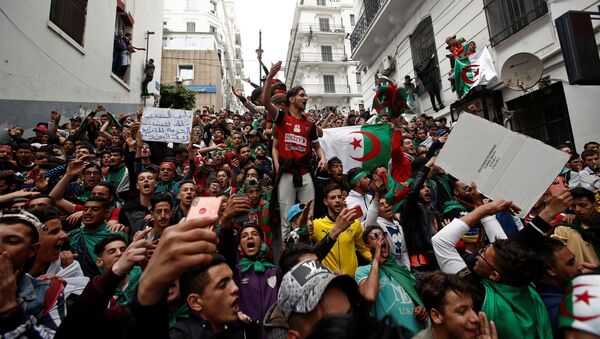 Cezayir'de Cumhurbaşkanı Abdülaziz Buteflika'nın istifasına rağmen protestolar devam ediyor. - Sputnik Türkiye