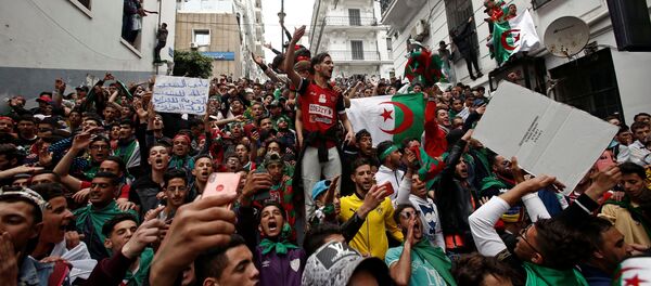 Cezayir'de Cumhurbaşkanı Abdülaziz Buteflika'nın istifasına rağmen protestolar devam ediyor. - Sputnik Türkiye