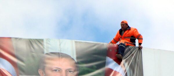 Bolu Belediyesi’nde işten çıkarılan 2 çocuk babası Barış Y., belediye binasının çatısında intihar girişiminde bulundu - Sputnik Türkiye