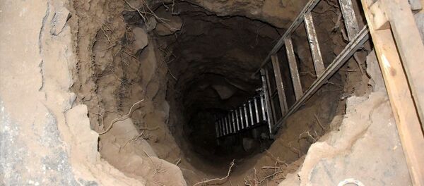 Kayseri'de 2 şüpheli, kiraladıkları evin odasından yandaki medresenin eyvan kısmında gömülü olduğunu düşündükleri üç lahite ulaşmak için kazı yaparken suçüstü yakalandı. - Sputnik Türkiye