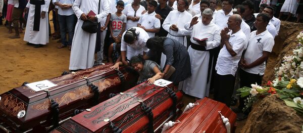 Sri Lanka'daki saldırılarda yaşamını yitirenler son yolculuğuna uğurlandı. - Sputnik Türkiye