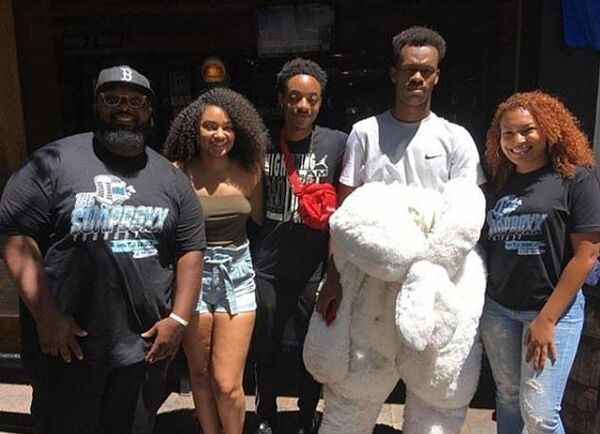 Sokakta bir kadının yumruklandığını gören 'Paskalya tavşanı' kavgayı ayırdı - Sputnik Türkiye