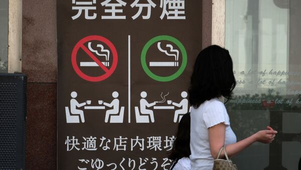 Japonya'da pek çok lokanta ve barlarda sigara içmek serbest.  - Sputnik Türkiye