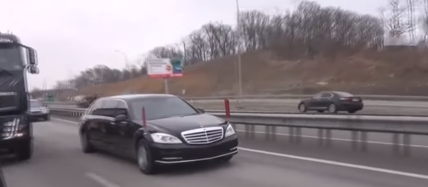 Kuzey Kore lideri Kim Jong-un’un Rusya Devlet Başkanı Vladimir Putin ile yapacağı tarihi zirve öncesinde Rusya’nın Vladivostok kentine getirilen ve Kuzey Kore heyetinin kullanacağı tahmin edilen otomobillerin yer aldığı video Internet’te yayınlandı. - Sputnik Türkiye