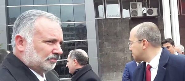 Kars Valiliği önünde sabah gerçekleştirilen 23 Nisan bayramı kutlama töreni için tören alanına gelen Kars Belediye Eş Başkanı Bilgen ile 14. Mekanize Piyade Tugay Komutanı Tuğgeneral Özgür Nuhut arasında tokalaşma yüzünden kriz yaşandı. - Sputnik Türkiye