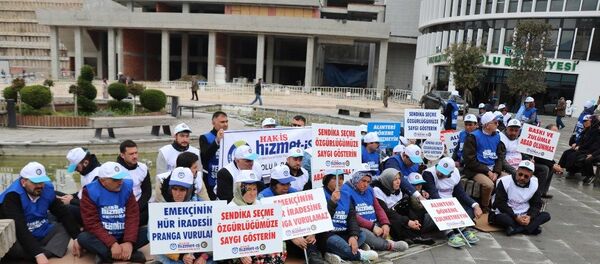 Bolu Belediyesi’nde işten çıkarılan işçiler oturma eylemi yaptı - Sputnik Türkiye