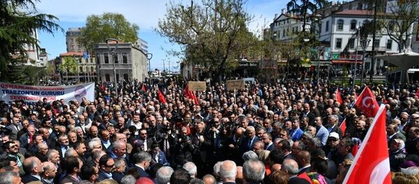 Trabzon Gazeteciler Cemiyeti’nde yapılan basın açıklamasının ardından Atatürk Alanı’nda toplananlar bakan Soylu’ya destek verdi.  - Sputnik Türkiye