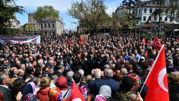 Trabzon Gazeteciler Cemiyeti’nde yapılan basın açıklamasının ardından Atatürk Alanı’nda toplananlar bakan Soylu’ya destek verdi.  - Sputnik Türkiye