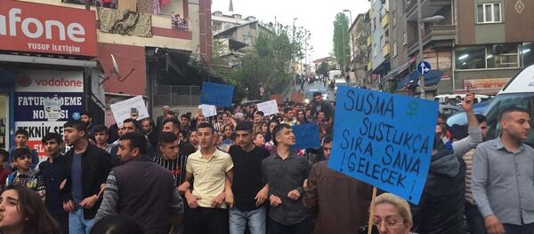  Küçükçekmece'de vatandaşlar, 5 yaşındaki kız çocuğunun cinsel istismara uğramasını yürüyüş yaparak protesto etti. - Sputnik Türkiye