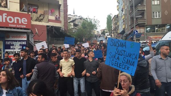  Küçükçekmece'de vatandaşlar, 5 yaşındaki kız çocuğunun cinsel istismara uğramasını yürüyüş yaparak protesto etti. - Sputnik Türkiye