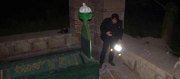 Türbe bahçesinde define aradılar: Polis inceleme başlattı - Sputnik Türkiye