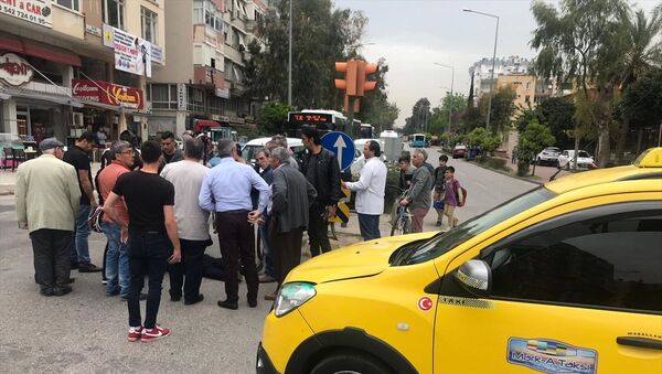 Kaza yapan sürücü, 'panik olmasın' diye eşinin telefonunu açmadı - Sputnik Türkiye