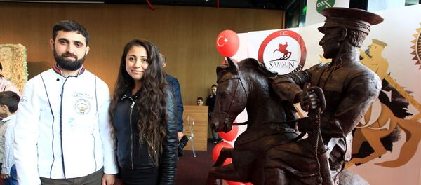 Azerbaycanlı ustadan 'en tatlı Atatürk anıtı': 500 kilogram çikolata kullanıldı - Sputnik Türkiye