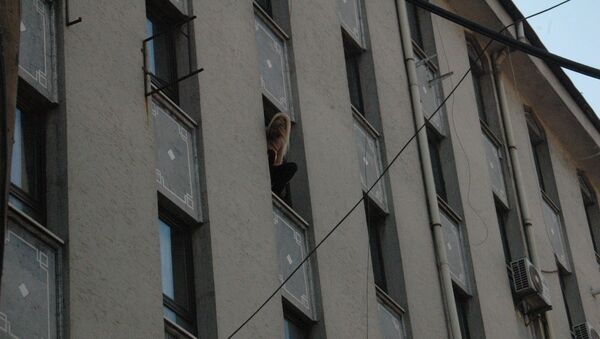 Başkentte oturduğu binanın 5. katında bulunan evinin penceresine oturan kadın korku dolu anlar yaşattı. - Sputnik Türkiye